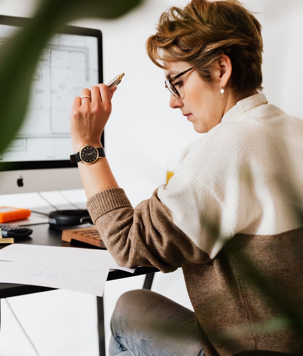 https://dfcyber.com/wp-content/uploads/2021/02/businesswoman-1.jpg