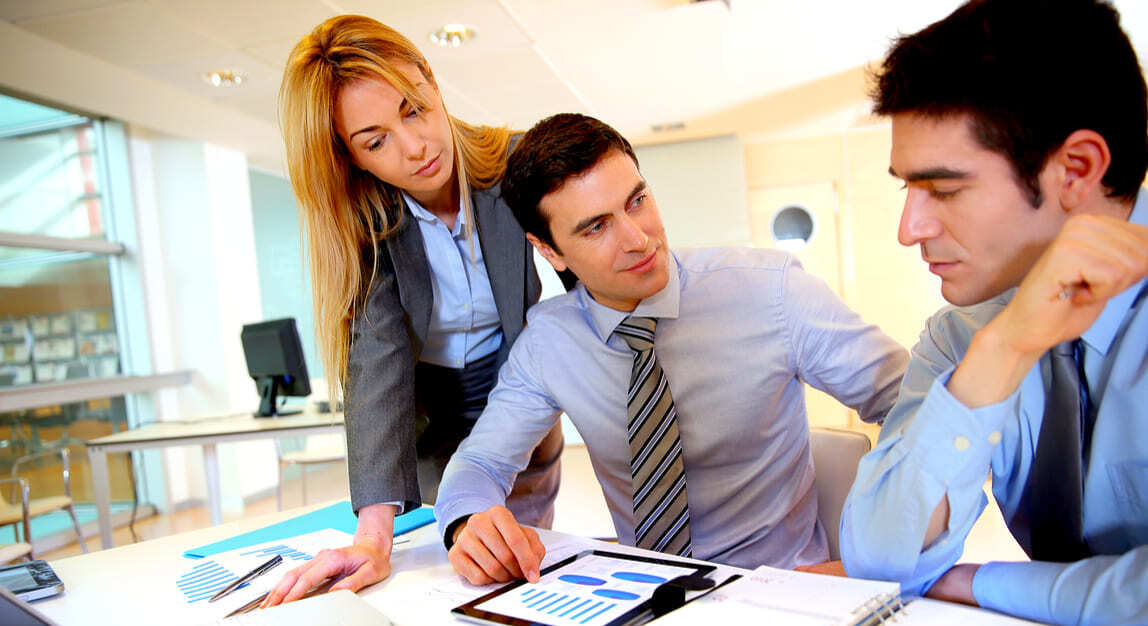 https://dfcyber.com/wp-content/uploads/2021/02/managingyoursalesteam_127979189-1.jpg